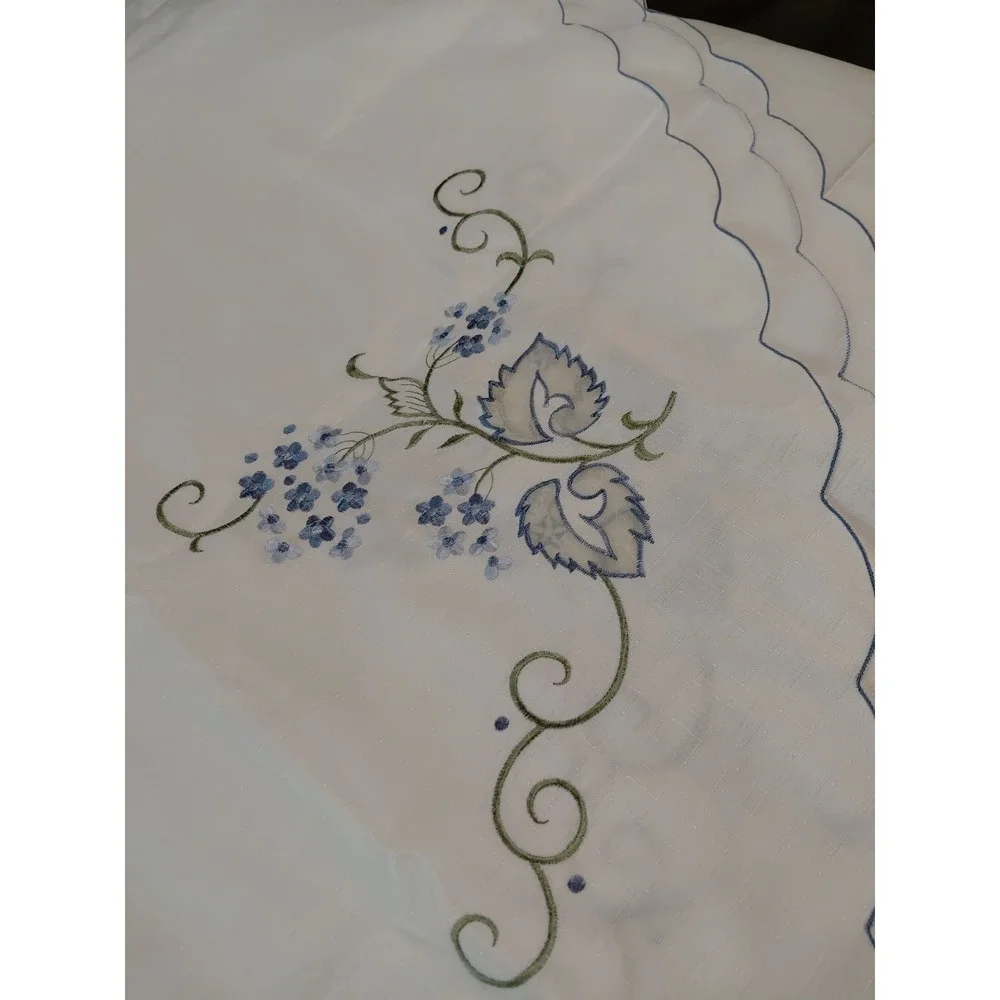 Vtg Table Cloth pure linen embroidery handmade Oval‎ 68x90. 8 Napkins Never Used